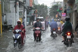 Người TP.HCM 'bơi' trên phố sau mỗi cơn mưa lớn