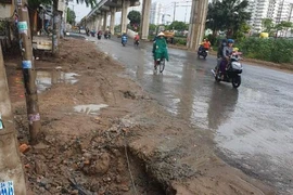 Dân Trường Thọ bức xúc vì xa lộ Hà Nội cứ mưa là sụp lún