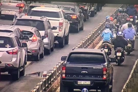 Hàng loạt ô tô tràn vào làn xe máy trên cao tốc 