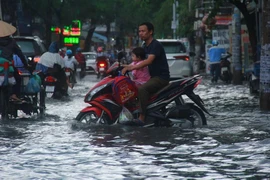 Cơn mưa đúng giờ tan tầm làm khổ người đi đường