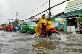 TP.HCM: Khổ sở vì cơn mưa đúng giờ tan tầm