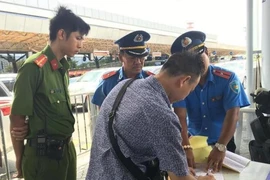 Xử phạt 55 vụ xe chở khách vào sân bay Tân Sơn Nhất