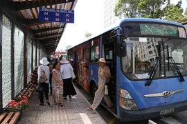 Phản ứng với xây bãi giữ xe máy cho người đi xe buýt 