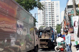 Ngán ngẩm với tuyến đường cửa ngõ sân bay Tân Sơn Nhất