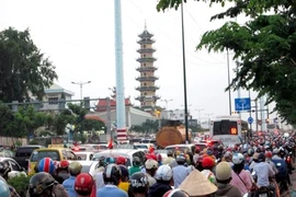 Cả khu vực Phạm Văn Đồng kẹt xe do giải đua xe đạp