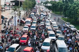 Cấm ô tô rẽ trái vào đường Nguyễn Hữu Cảnh