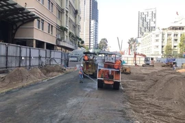 Chuẩn bị tháo gỡ rào chắn tuyến metro số 1 trước Nhà hát TP