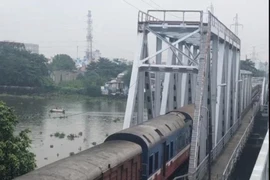 Chính thức tháo dỡ cầu sắt hơn 100 tuổi ở TP.HCM