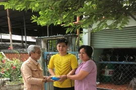 Phường tặng túi nilon tự phân hủy cho người dân