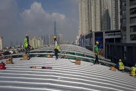 Metro số 1: Đang lợp mái các nhà ga trên cao