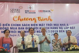 Khách hàng ký hợp đồng bán điện cho ngành điện