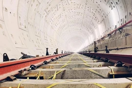 Đường ray metro số 1 vẫn được lắp đặt theo kế hoạch 