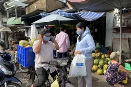 Người dân vui mừng khi được tặng khẩu trang