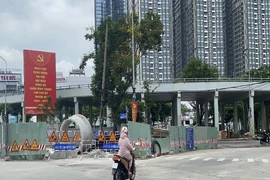 Cấm các phương tiện lưu thông trên cầu vượt Nguyễn Hữu Cảnh