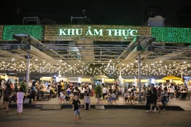 Phố đi bộ đêm Kỳ đài Quang Trung, quận 10 có gì?