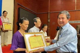 EVNHCMC: Vinh danh 450 ‘Gia đình tiết kiệm điện tiêu biểu'