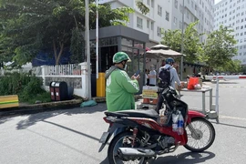 Shipper gặp khó vì 'đỏ mắt' không tìm được tiệm in thẻ nhận diện