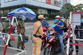 Gửi hồ sơ 5 ngày, 1 doanh nghiệp vẫn chưa xin được giấy đi đường
