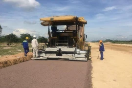 Cận cảnh dự án cao tốc Vĩnh Hảo - Phan Thiết thi công trong mùa dịch