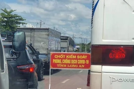 Long An: Người tiêm 2 mũi vaccine được qua chốt kiểm soát