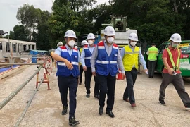 Thứ trưởng Bộ Xây dựng thị sát tuyến metro số 1