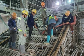 Cận cảnh tuyến metro số 1 đang lắp những đoạn ray cuối cùng
