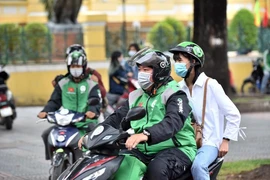 Xe ôm công nghệ vẫn ‘miệt mài’ chờ khách