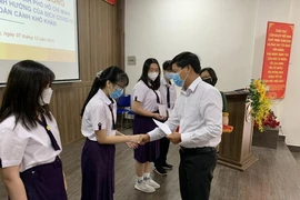 EVNHCMC: Tiếp tục bảo trợ 6 học sinh có hoàn cảnh đặc biệt vì dịch COVID-19 