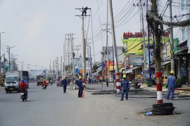 Hàng loạt trụ điện giữa đường Đặng Thúc Vịnh đã được di dời