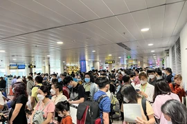 Hàng ngàn người xếp hàng về quê tại sân bay Tân Sơn Nhất