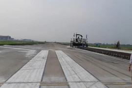Hoàn thành nâng cấp đường cất hạ cánh sân bay Tân Sơn Nhất trước 30-4 