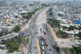 Cận cảnh đại lộ Nguyễn Văn Linh được nâng cấp lên 10 làn xe