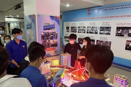 Phà cao tốc, buýt điện, metro số 1... được trưng bày 
