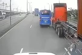 Tạm đình chỉ tài xế xe buýt 'tạt đầu' container ở TP Thủ Đức