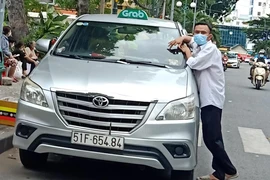 Xe công nghệ 4 bánh chưa đổi biển số vàng vẫn vô tư đón khách