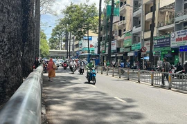 Các bãi giữ xe vỉa hè ở TP.HCM vẫn bao quanh các bệnh viện