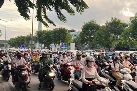 TP.HCM: Đường Phạm Văn Đồng kẹt xe kéo dài