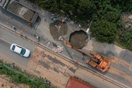 Tìm nguyên nhân gây sụp lún trên mặt đường ở TP.HCM