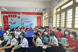 Tuyên truyền học sinh Bình Chánh về tác hại của việc khai thác nước ngầm 