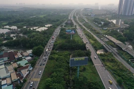 Khẩn trương tháo dỡ bảng quảng cáo khu vực nút giao An Phú