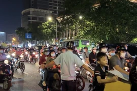 Đậu xe dưới lòng đường, chèo kéo khách ở phố đi bộ Nguyễn Huệ giảm?