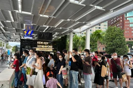 Muốn gửi xe ở khu vực bến Bạch Đằng, phải mua vé đi buýt sông