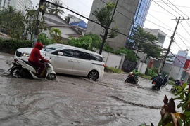 Sau cơn mưa đường Lò Lu, Thủ Đức lại ngập sâu