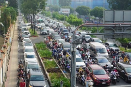 Đầu tuần, nhiều tuyến đường ở trung tâm TP.HCM ùn ứ xe