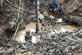 Từ vụ bé trai rơi vào ống trụ bê tông sâu 35 m, nói về yêu cầu an toàn trong thi công 