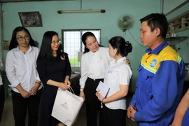 Tổng Công ty Phát điện 3 trao quà tết cho nhiều hoàn cảnh khó khăn