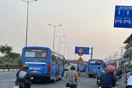 Hoạt động xe buýt ở TP.HCM lại gặp khó 