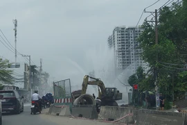Bể ống nước trên đường Lương Định Của, TP Thủ Đức gần 200 hộ dân bị ảnh hưởng
