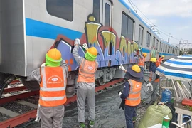 2 vòng bảo vệ, tàu metro số 1 vẫn bị vẽ bậy