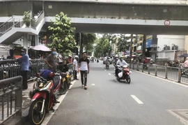 Nhiều bãi giữ xe vẫn chiếm trọn vỉa hè ở TP.HCM
